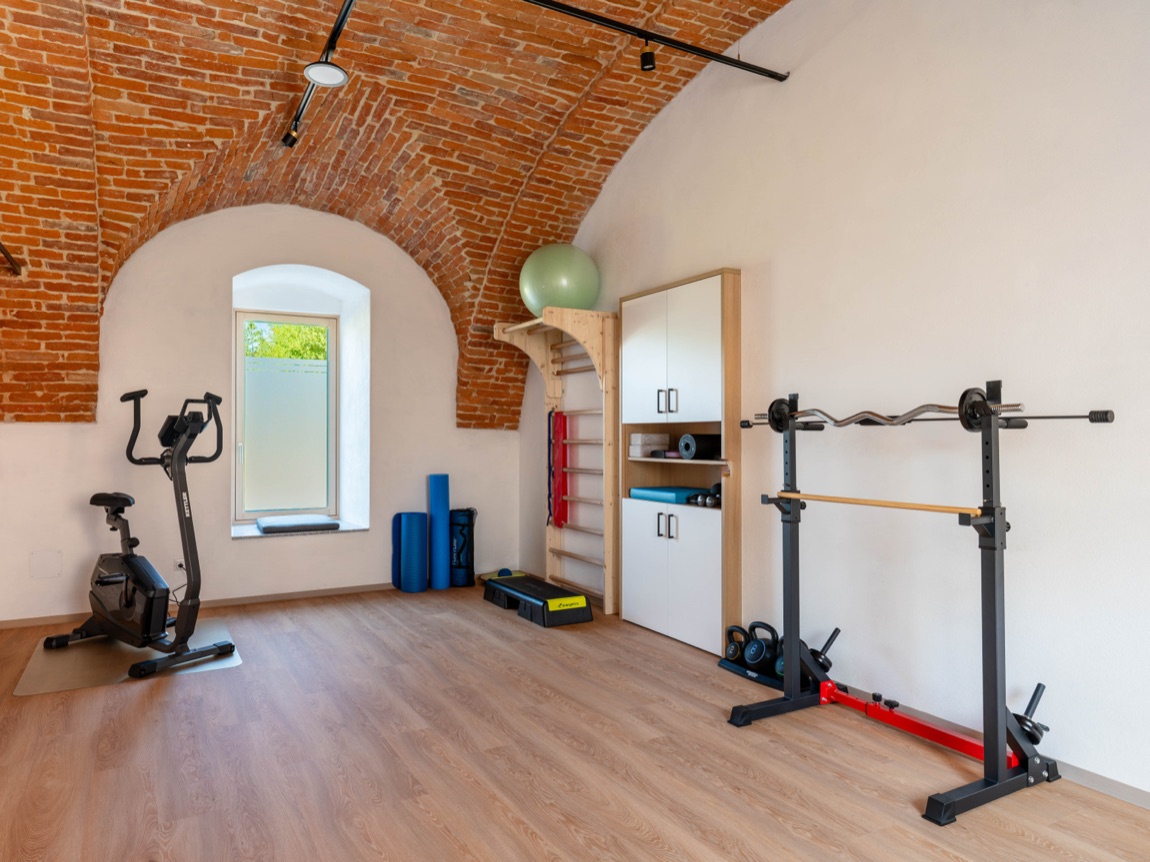Trainingsraum mit Ziegel-Gewölbedecke und Trainingsgeräten